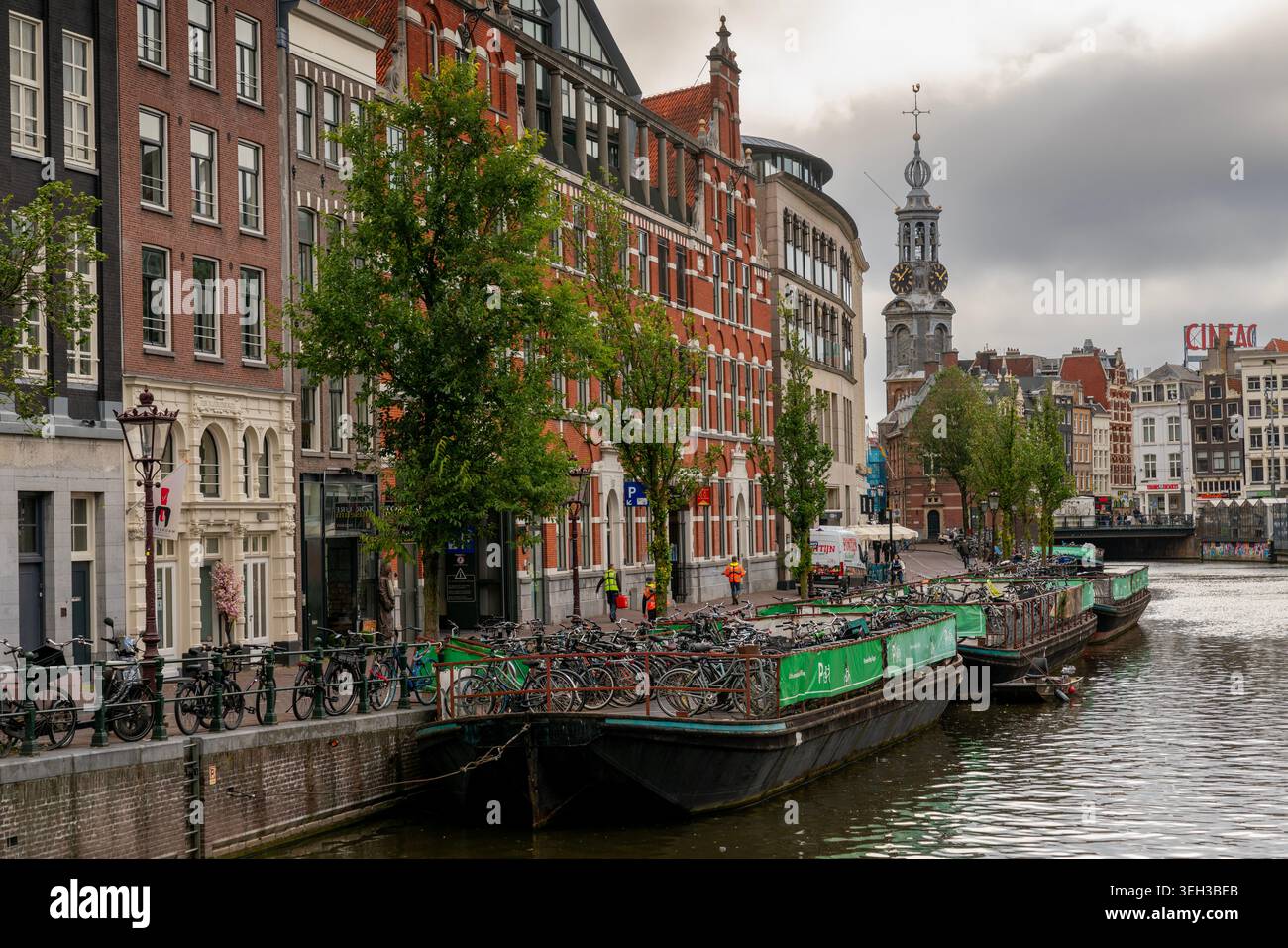 Amsterdam, pays-Bas – 17 septembre 2024 - Bicycle parking barges Amsterdam pays-Bas Banque D'Images