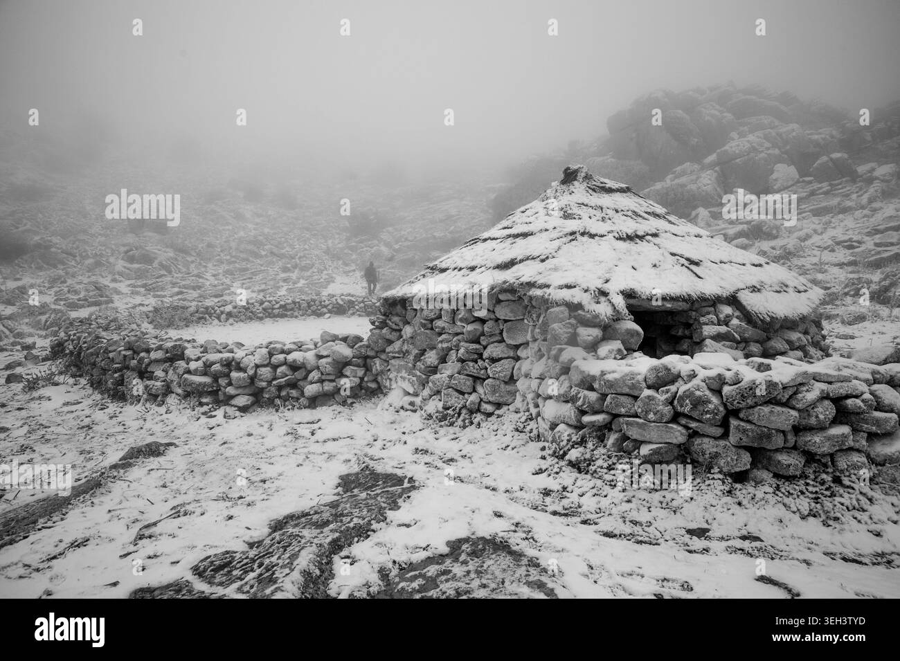 Ancienne cabane de bergers connue sous le nom de Majada del Fraile, dans le parc naturel Torcal de Antequera pendant une tempête de neige. Province de Malaga, Andalousie, Espagne. Banque D'Images