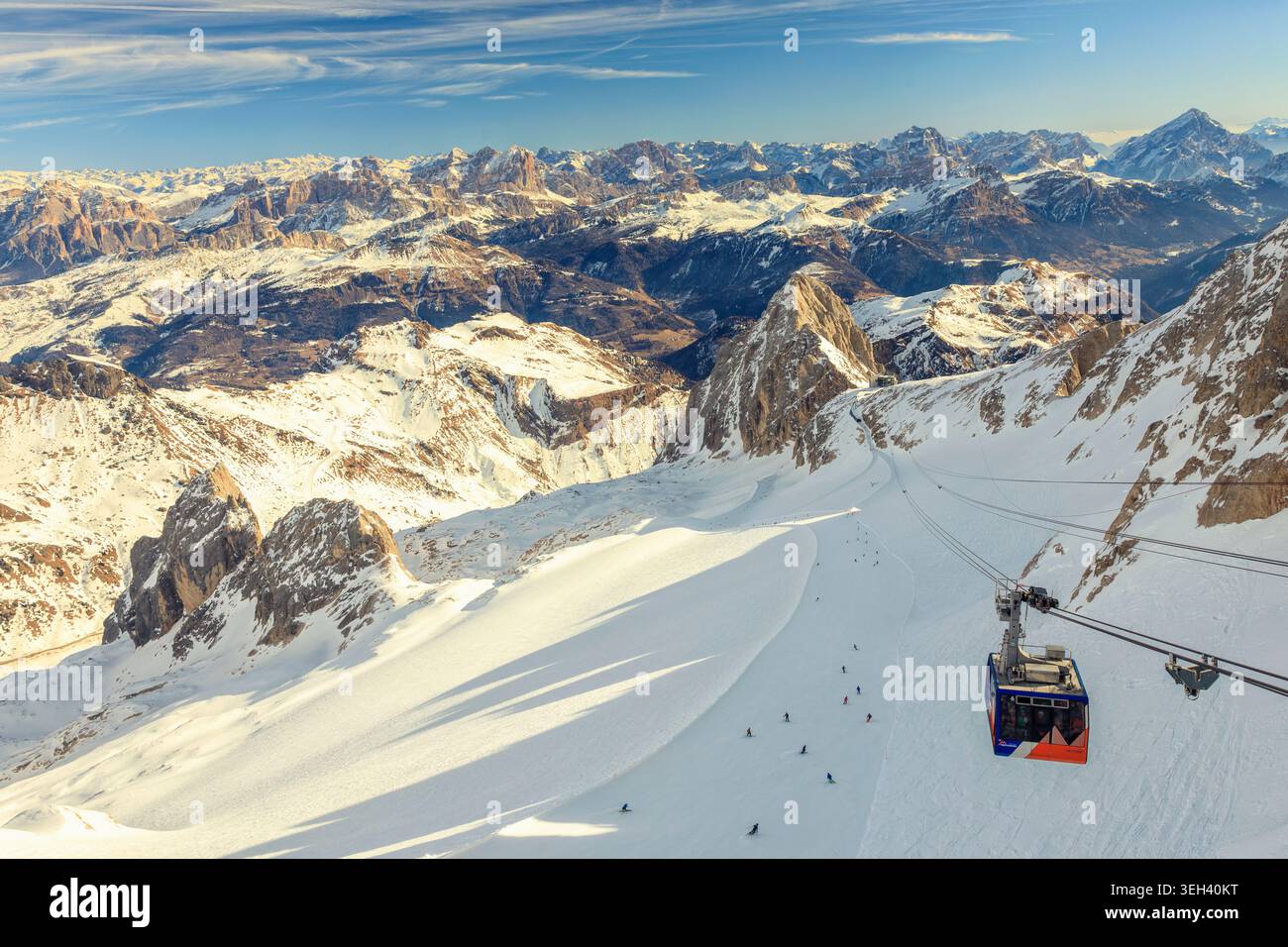 Marmolada, Italie - 22.02.2025 : vue aérienne à haute altitude du glacier de Marmolada et d'un téléphérique dans les Dolomites italiennes, avec des skieurs sur le Banque D'Images