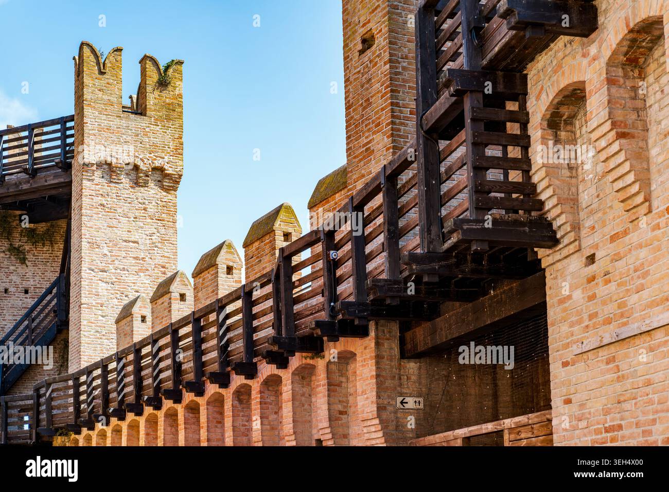 Murs du château de Gradara montrant l'architecture ancienne et le mécanisme du pont-levis Banque D'Images