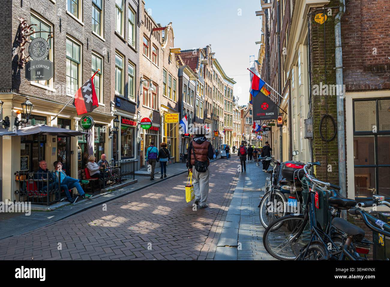 Amsterdam, pays-Bas, 22.04.2026 - Rue historique d'Amsterdam avec vélos et drapeaux hollandais Banque D'Images