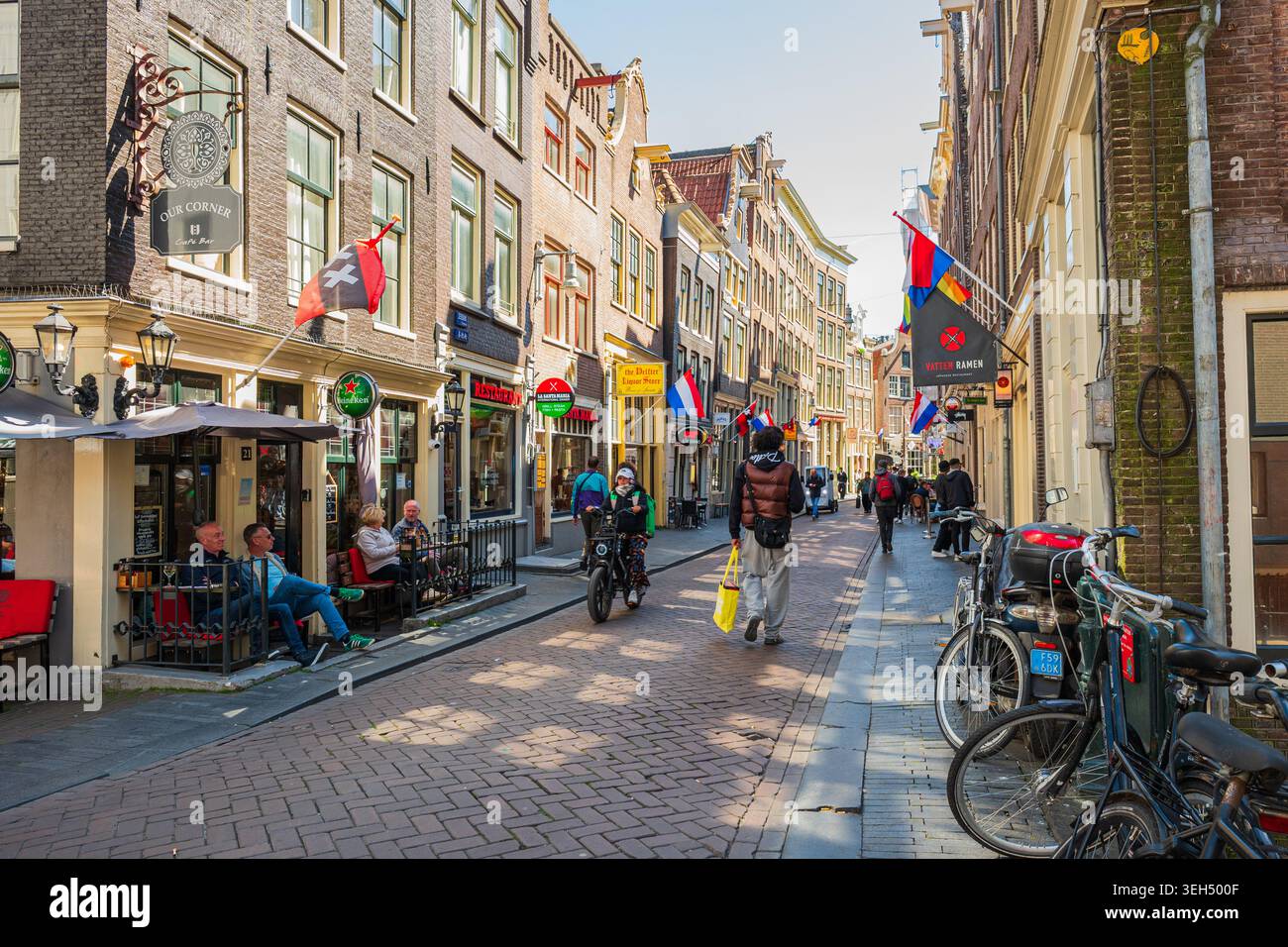 Amsterdam, pays-Bas, 22.04.2026 - Rue historique d'Amsterdam avec vélos et drapeaux hollandais Banque D'Images