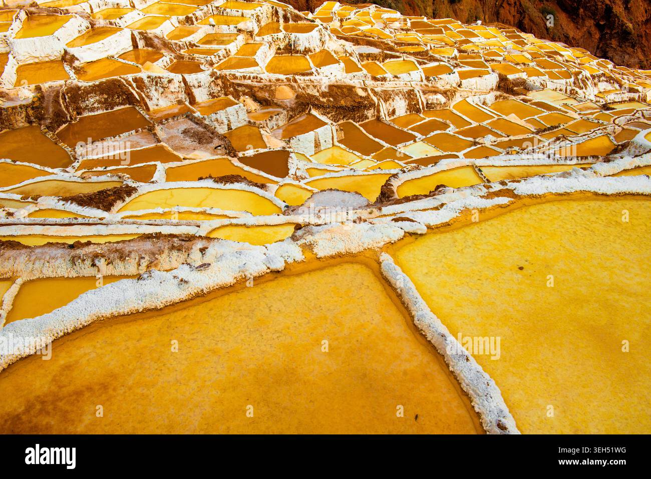 Les terrasses de sel de Maras brillent un jour ensoleillé au Pérou Banque D'Images