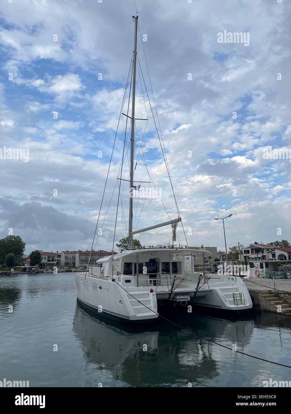 Catamaran amarré à Marina à Sunny Coastal Bay - Image de stock capturée avec un smartphone
