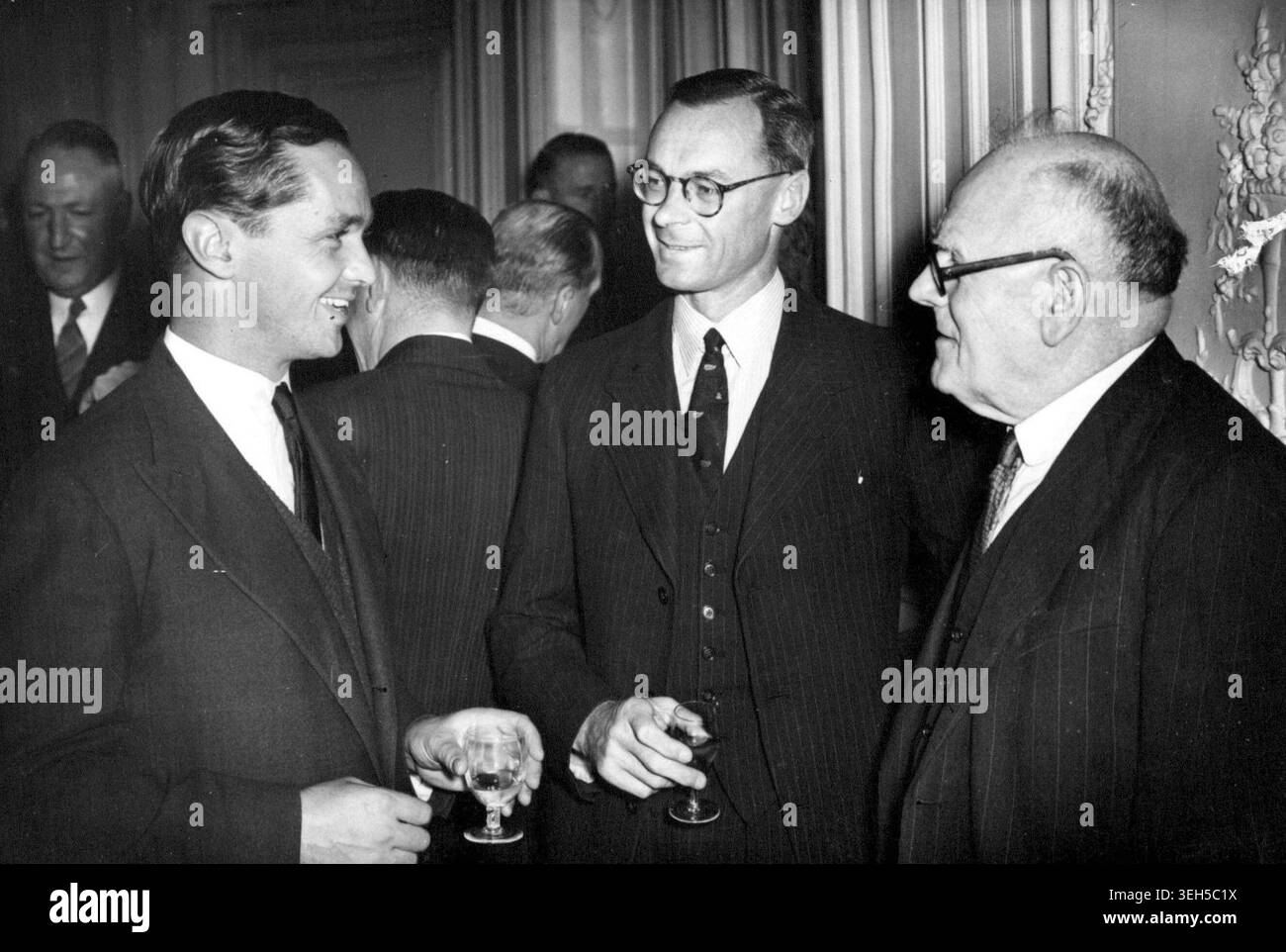 Réception de la New Zealand Society pour le New Zealand CricketersLeft to right : F.G. Mann, Capt. de l'équipe de tourisme sud-africaine du M.C.C. ; W.A. Hadlee, Capt. de l'équipe de test néo-zélandaise ; et Mr. W.J. Jordan, Haut-Commissaire pour la Nouvelle-Zélande à Londres, lors de la réception. La New Zealand Society a organisé une réception pour les New Zealand test Cricketers au Savoy Hotel, Londres. 7 avril 1949. Banque D'Images