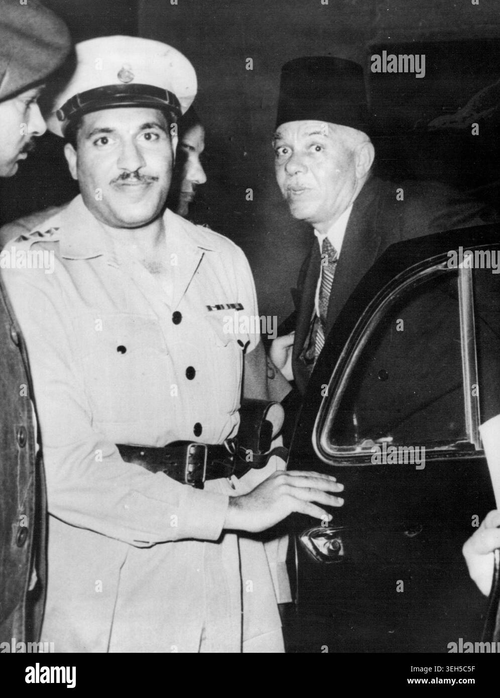 La police militaire égyptienne arrête des « traîtres » - Ibrahim Abdel Hadi, ancien premier ministre et chef du parti saadiste maintenant dissous (par ordre du régime de Négouib), à son arrivée en état d'arrestation au quartier général de la police militaire.la police militaire égyptienne dans un coup de minuit septembre 20/21 a arrêté 11 anciens hauts Égyptiens et les a emmenés au quartier général de la police militaire au Caire pour attendre leur procès comme « traîtres » par une tribune spéciale. En outre, l'ancien premier ministre égyptien Nahas, son épouse, et le docteur Hafez Afifi, ancien chef du cabinet royal, a été placé en résidence surveillée. 2 novembre 1953. (Photo de as Banque D'Images