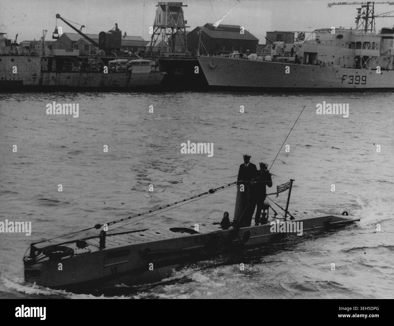 Shrimp Boat A-coming - L'un des plus petits navires de guerre de la Royal Navy, Sticleback, un nouveau sous-marin midget de classe crevette, est récemment photographié ici. Le stickleback, lancé depuis les chantiers Vickers Armstrong de Barrow-in-Furness à la fin de l'année dernière, a été rejoint par des navires jumeaux Shrimp, Sprat et ***** .Les midget subs., habités par un équipage de cinq personnes, mesurent 54 pieds de long et sont équipés d'un moteur diesel Perkins P6 pour fournir la puissance de propulsion électrique. 19 juillet 1955. (Photo de Reuterphoto). Banque D'Images