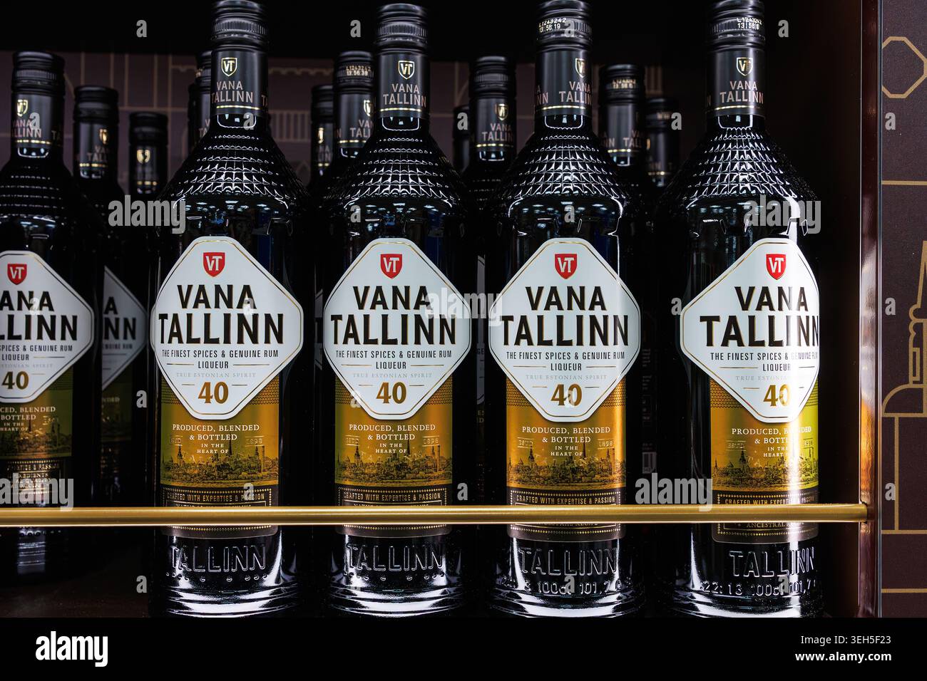 Tallinn, Estonie, 24 mars 2025. Étagère de magasin hors taxes pour bouteilles de liqueur Vana Tallinn. Boisson alcoolisée estonienne dans des bouteilles en verre de marque avec étiquette Banque D'Images