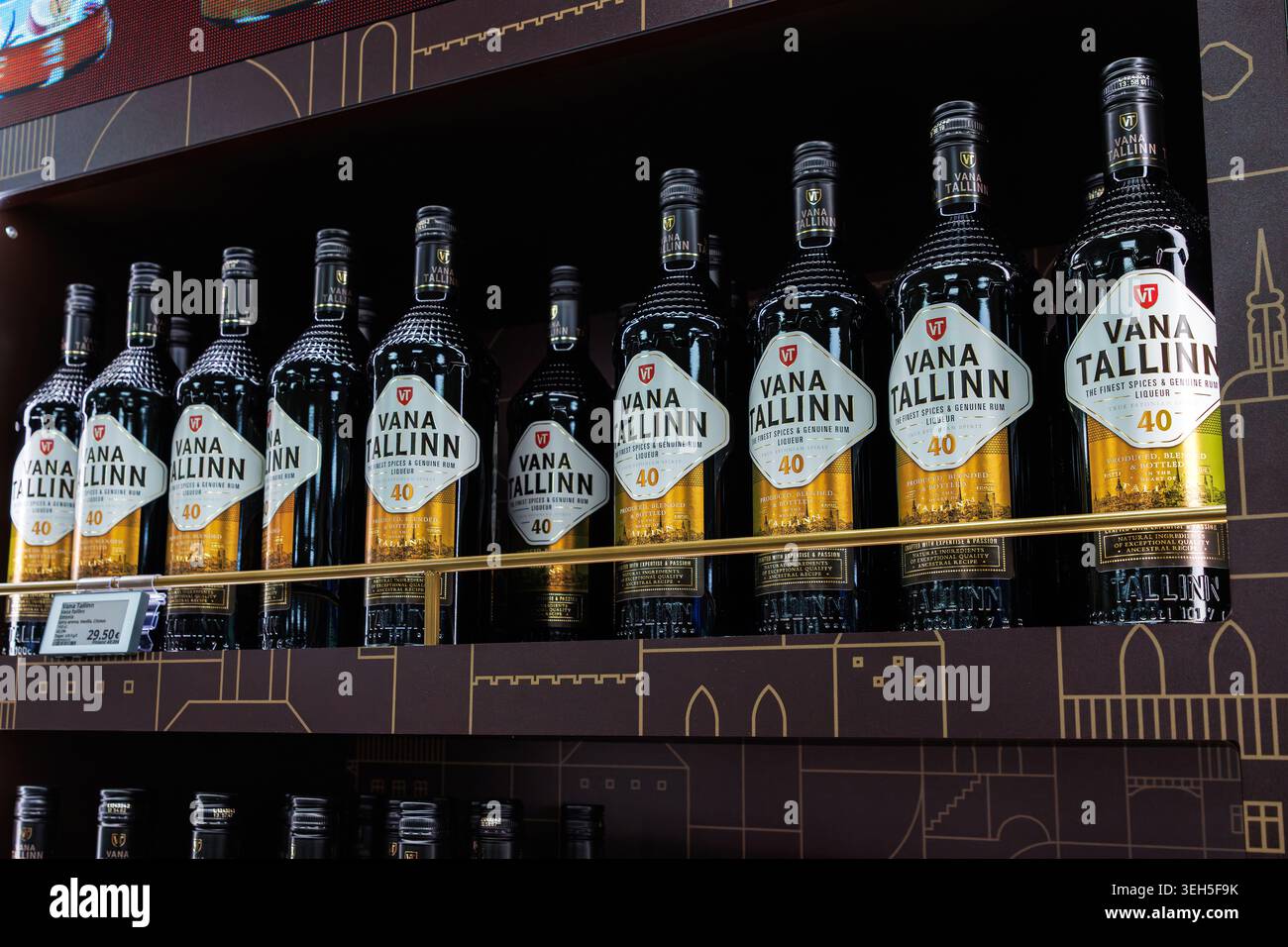 Tallinn, Estonie, 24 mars 2025. Bouteilles de liqueur Vana Tallinn disposées en rangée dans une étagère de magasin duty free. Banque D'Images