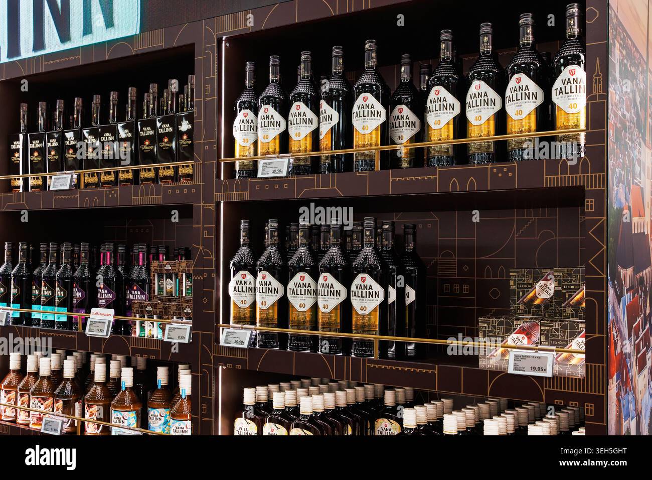 Tallinn, Estonie, 24 mars 2025. Bouteilles de liqueur Vana Tallinn sur les étagères de vente au détail dans la boutique duty free. Étiquettes estoniennes pour boissons alcoolisées, emballage, an Banque D'Images