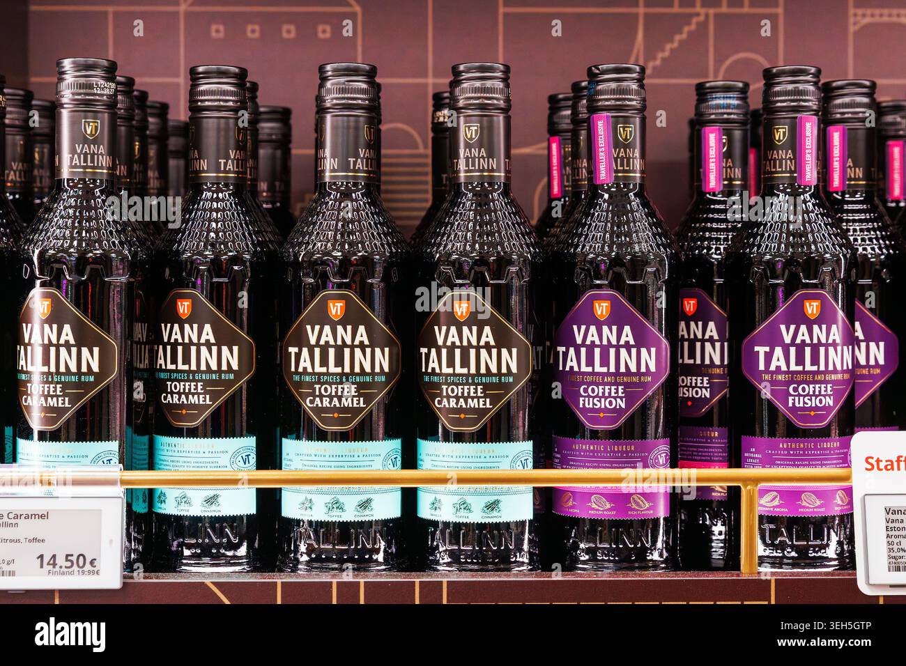 Tallinn, Estonie, 24 mars 2025. Bouteilles de liqueur Vana Tallinn exposées sur une étagère de magasin hors taxes. Variétés classiques et aromatisées avec l de marque Banque D'Images