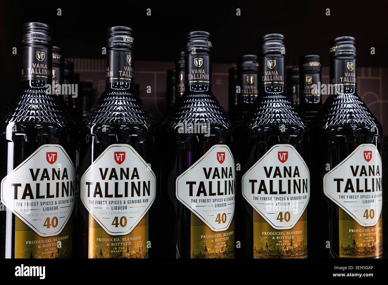 Tallinn, Estonie, 24 mars 2025. Étagère de magasin hors taxes pour bouteilles de liqueur Vana Tallinn. Boisson alcoolisée estonienne dans des bouteilles en verre de marque avec étiquette Banque D'Images