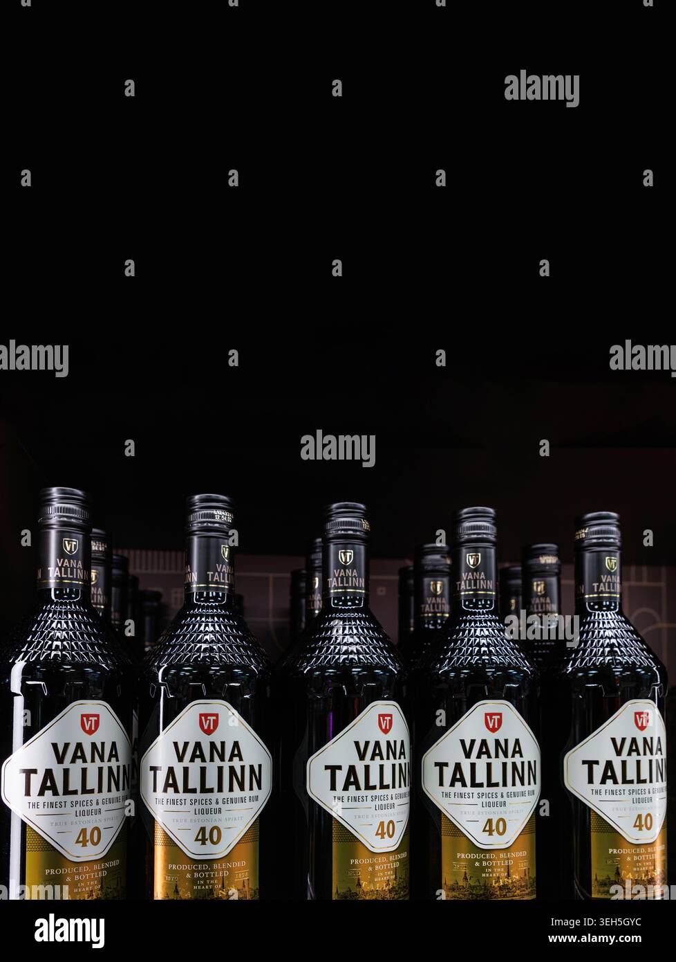 Tallinn, Estonie, 24 mars 2025. Bouteilles de liqueur Vana Tallinn dans une étagère de magasin duty free, avec un espace de copie noir au-dessus. Boisson alcoolisée estonienne i Banque D'Images