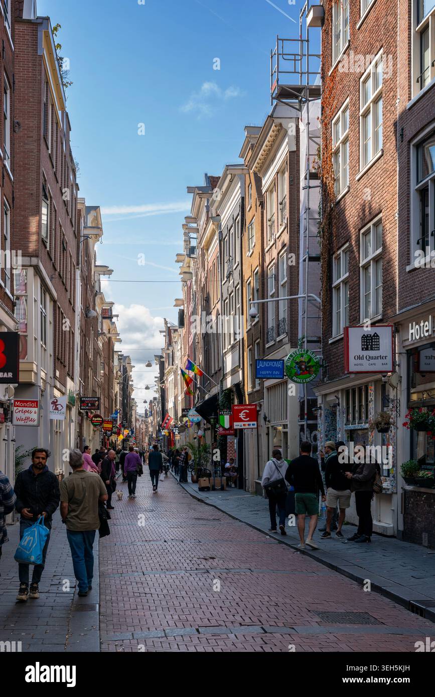 Amsterdam, pays-Bas – 17 septembre 2024 Warmoesstraat, une ville animée dans le quartier de Wallen Amsterdam Banque D'Images