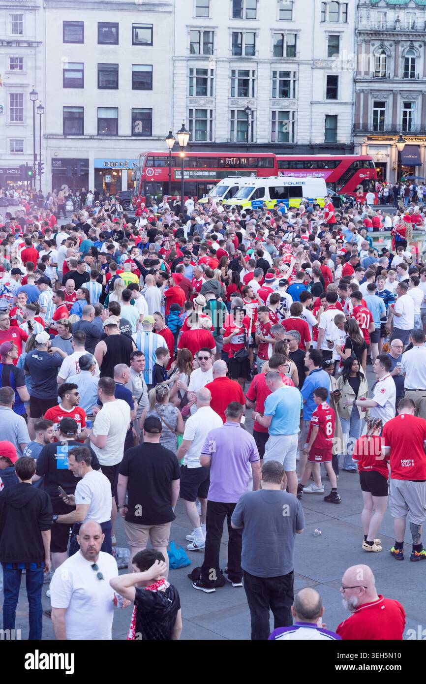 Londres, Royaume-Uni. 22 mai 2026, les supporters de Middlesbrough se rassemblent en grand nombre à Trafalgar Square, dans le centre de Londres, avant la finale des Play-Off du championnat EFL 2026 contre Hull City au stade de Wembley le lendemain. Les fourgonnettes de la police métropolitaine sont visibles en arrière-plan pendant que les agents surveillent le rassemblement. La foule reste calme et de bonne humeur avant un match offrant une promotion de premier League et un chiffre d'affaires estimé à 200 millions de livres sterling. Crédit : xiu bao/Alamy Live News Banque D'Images