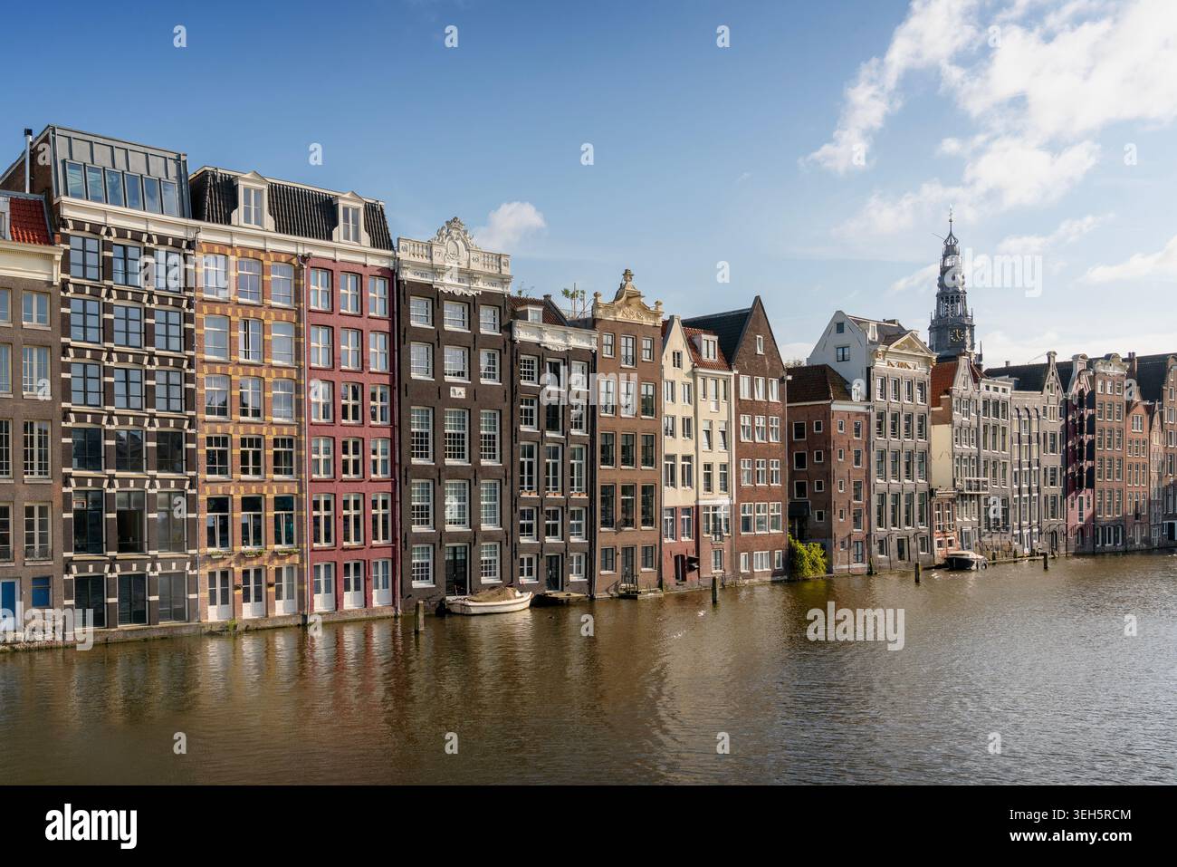 Damrak Dancing Houses Amstel River Reflections Amsterdam pays-Bas Banque D'Images