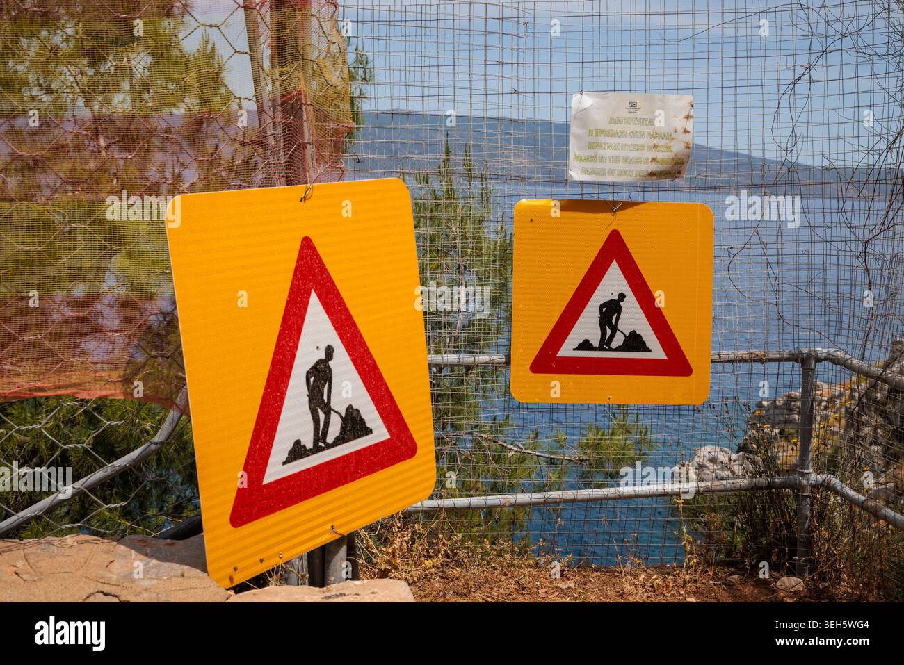 Panneaux de construction le long du sentier de randonnée à Kamini à Hydra, Grèce. Banque D'Images