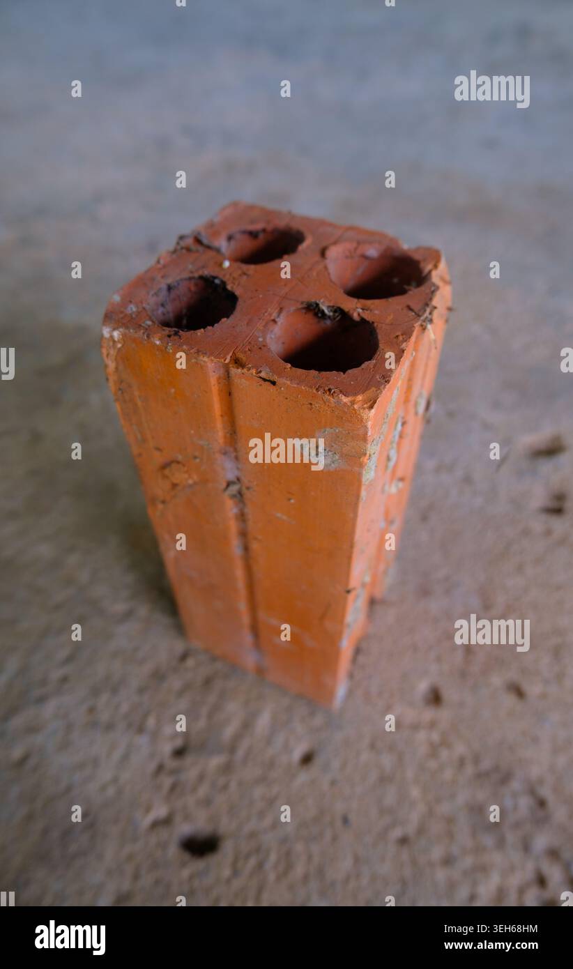Old Hollow Red Clay Brick sur sol en béton Banque D'Images