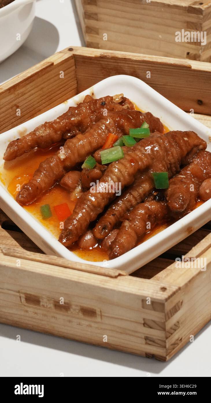 Pieds de poulet cuits à la vapeur dans un panier en bambou Banque D'Images