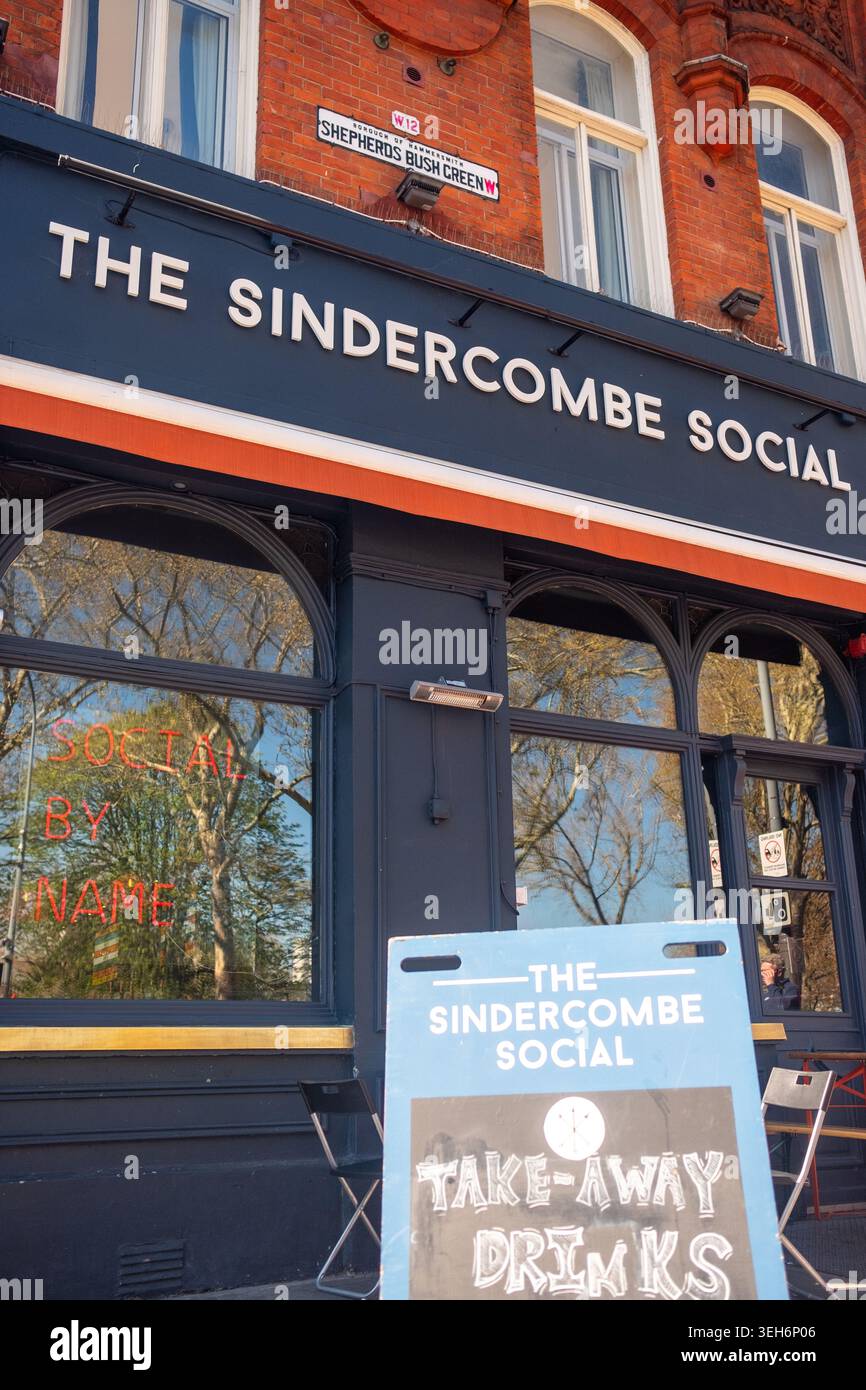 LONDRES - 7 AVRIL 2026 : SHEPHERDS BUSH GREEN – Sindercombe social pub avec boissons à emporter Banque D'Images