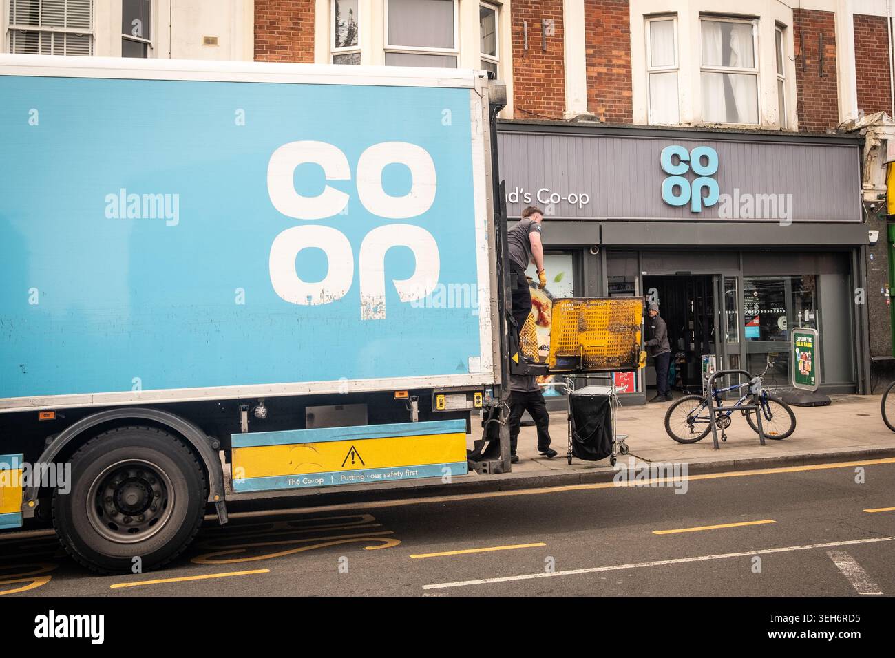 LONDRES - 10 AVRIL 2026 : ROUTE ASKEW W12 – déchargement des camions de livraison coopératifs au magasin Banque D'Images