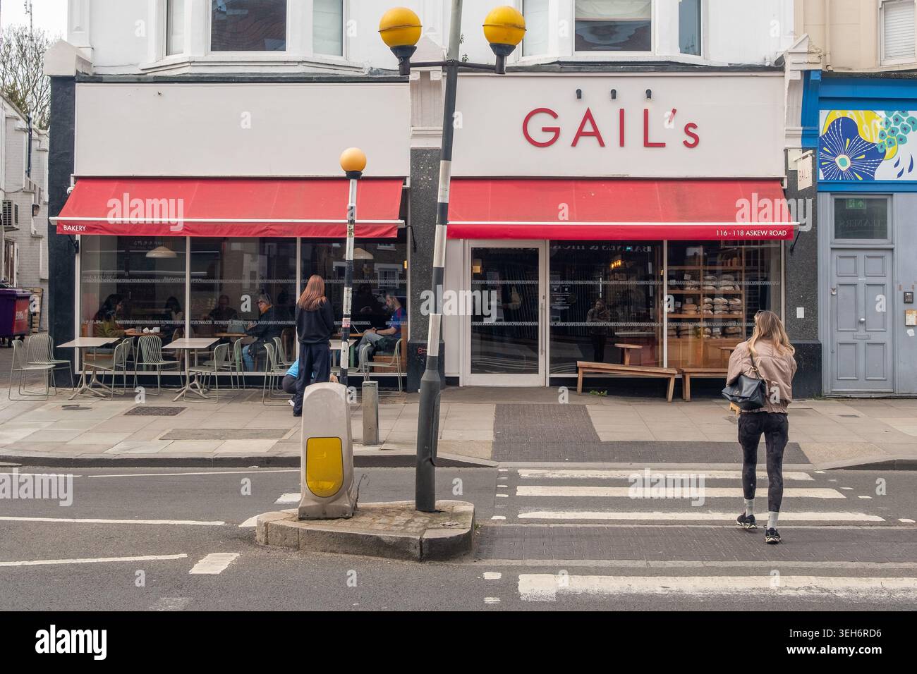 LONDRES - 10 AVRIL 2026 : ASKEW ROAD W12 – boulangerie de Gail avec auvents rouges et sièges extérieurs Banque D'Images