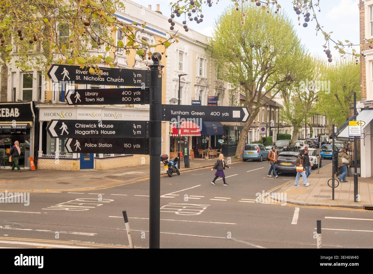 LONDRES - 15 AVRIL 2026 : CHISWICK HIGH ROAD W4 – Turnham Green panneau directionnel Banque D'Images