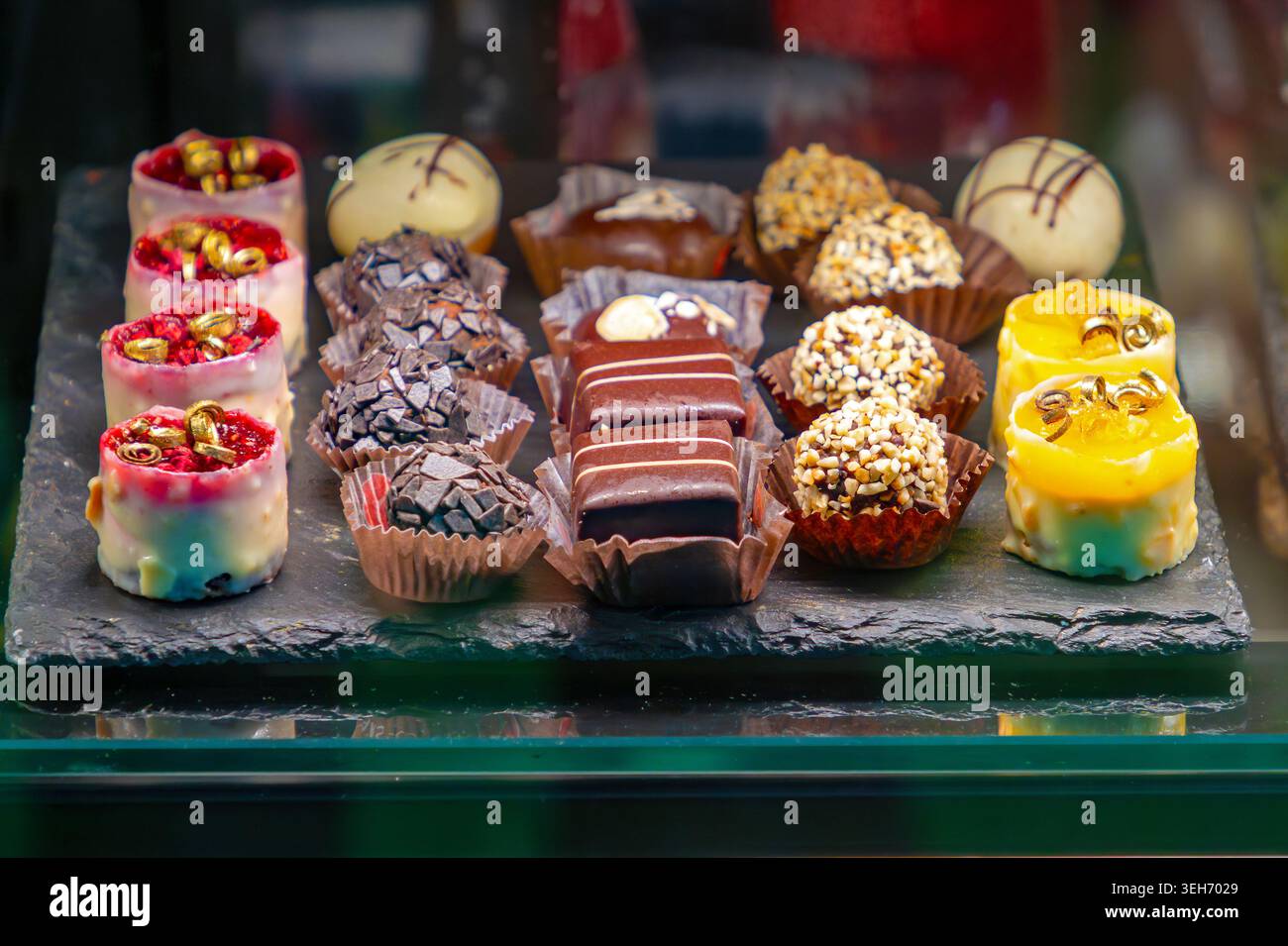Desserts savoureux gâteau au chocolat sur une étagère en verre dans une vitrine Banque D'Images