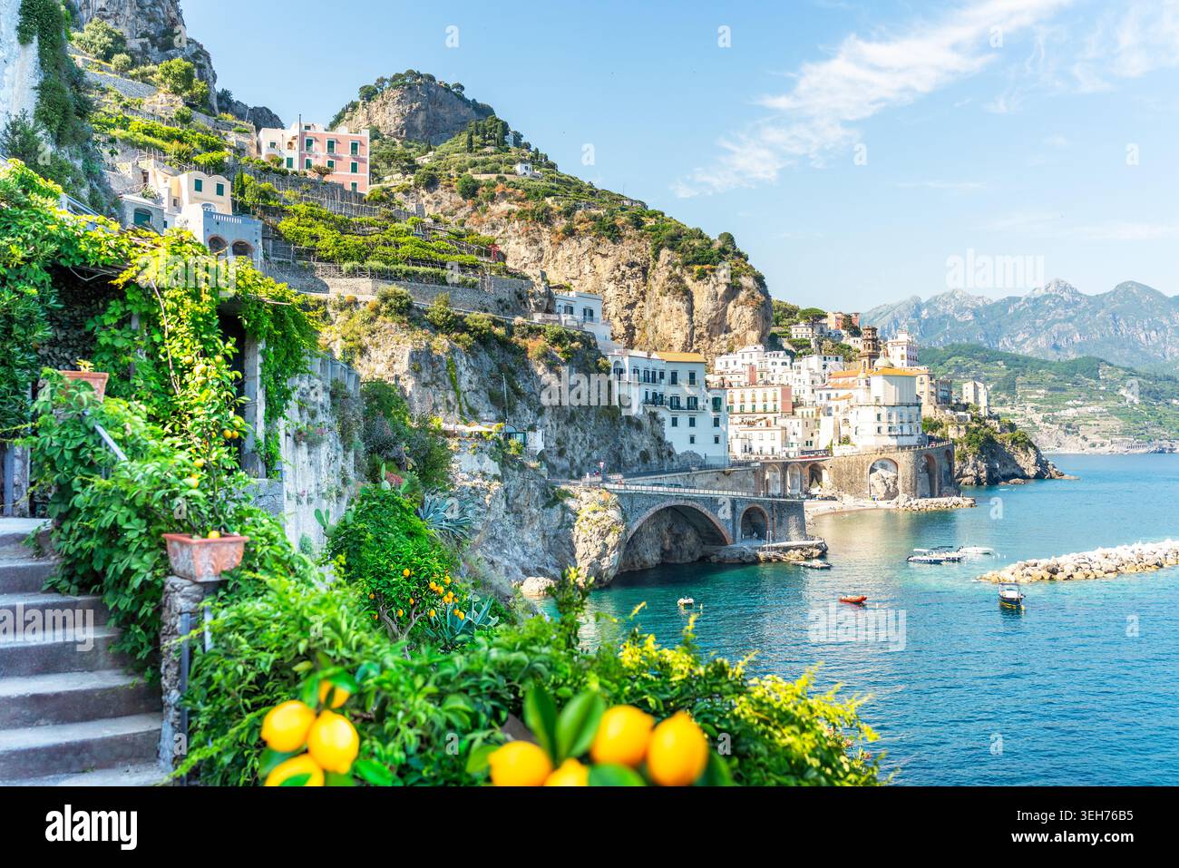 Vue panoramique sur les citronniers encadrant la belle ville falaise d'Atrani sur la côte amalfitaine Banque D'Images