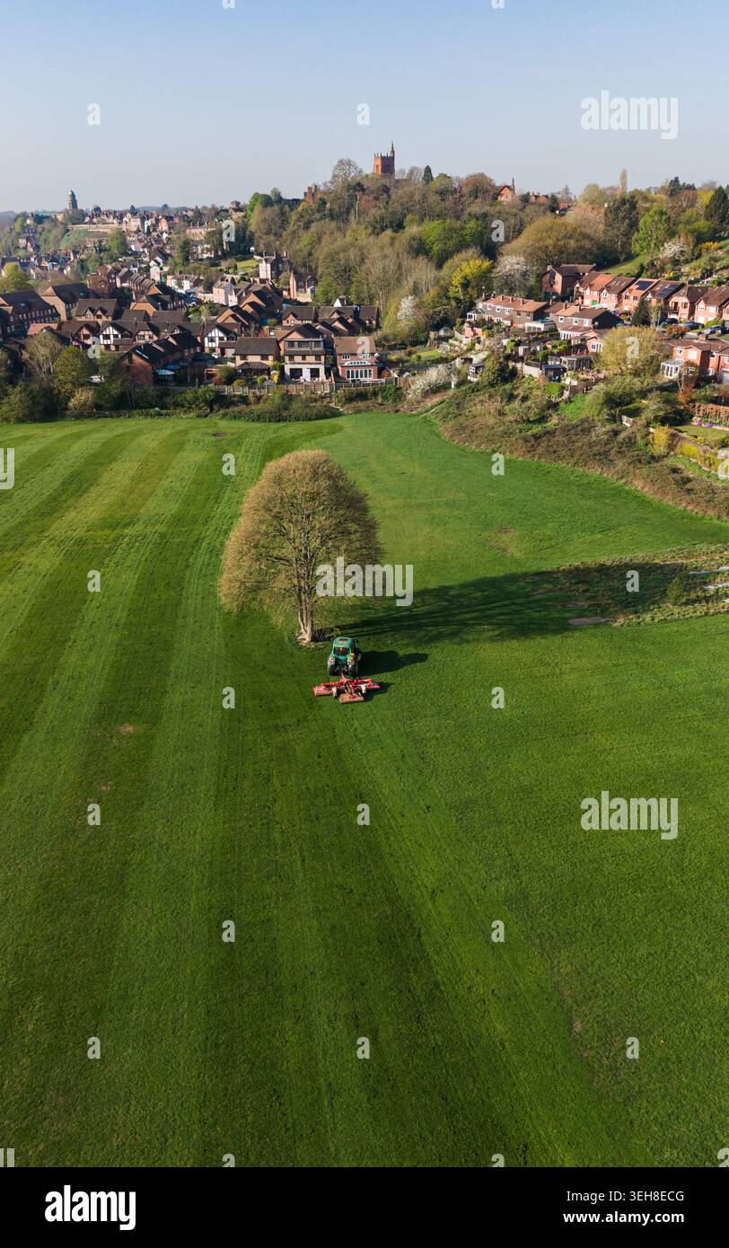 Vue aérienne d'un champ de tonte de tracteur à Bridgnorth, Royaume-Uni Banque D'Images