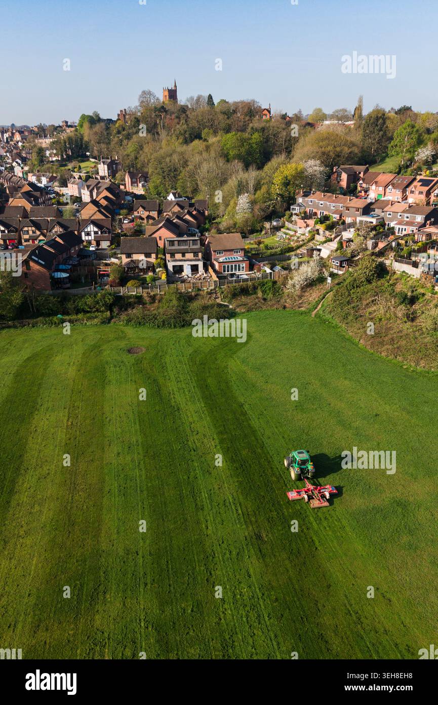 Tracteur fauchant l'herbe sur Friars Playing Fields à Bridgnorth, Shropshire Banque D'Images