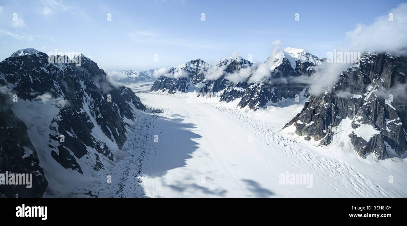 Glacier Ruth, montagnes épiques avec une grande vallée glacier, vue aérienne, chaîne de l'Alaska, parc national Denali, Alaska, ÉTATS-UNIS Banque D'Images