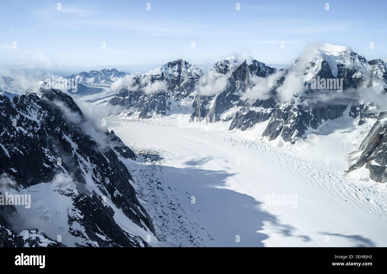 Glacier Ruth, montagnes épiques avec une grande vallée glacier, vue aérienne, chaîne de l'Alaska, parc national Denali, Alaska, ÉTATS-UNIS Banque D'Images