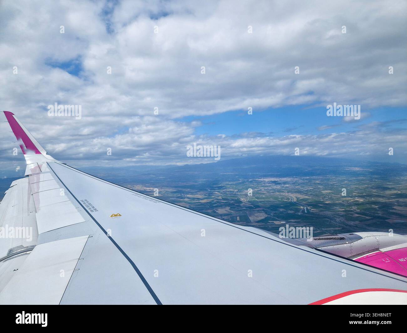 Nuages blancs et ciel bleu vus par un passager dans un avion en vol. L'image a été prise à travers la fenêtre d'un avion de vol régulier Banque D'Images