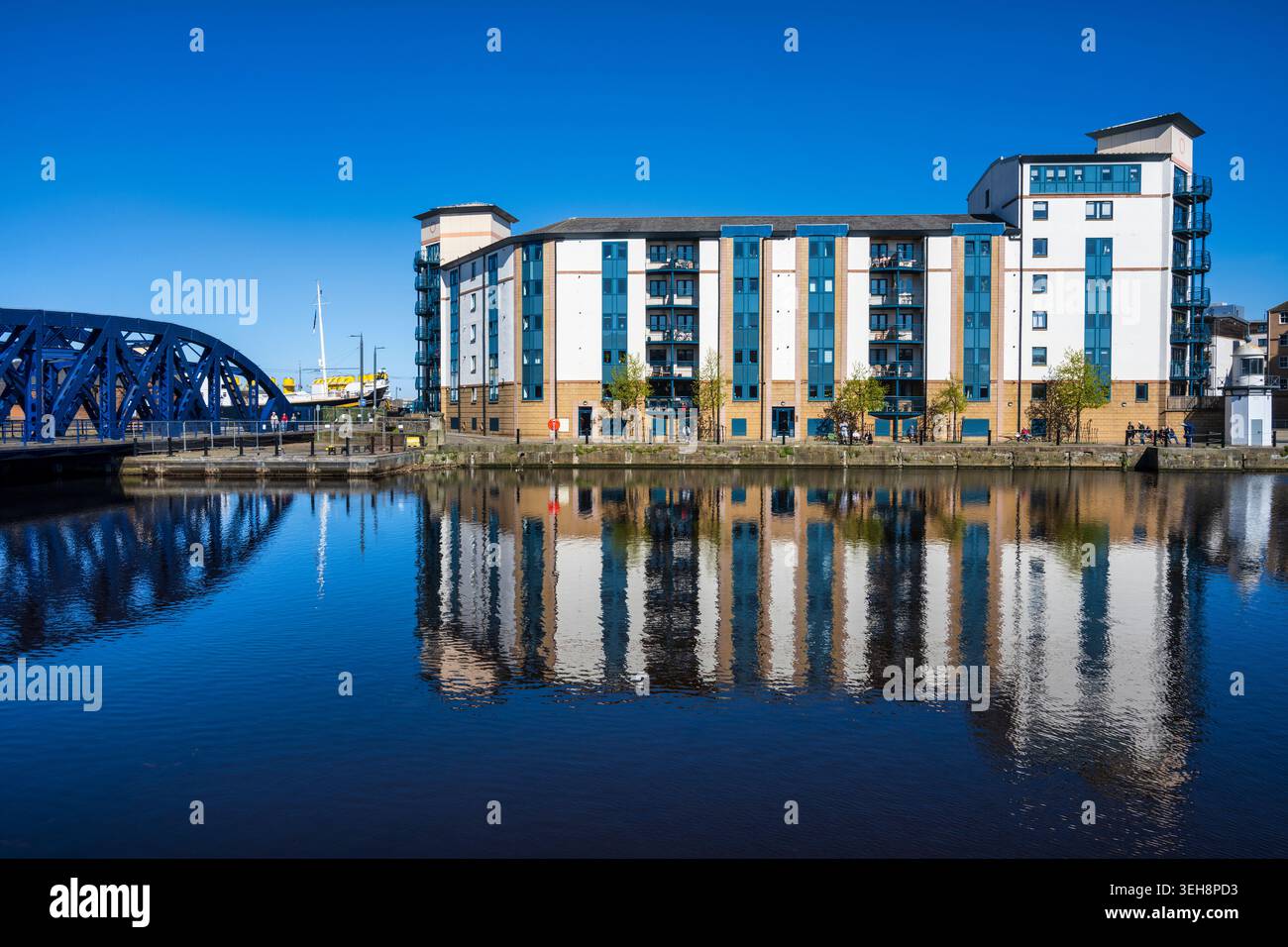 Le développement moderne d'immeubles d'appartements à Queen's Quay se reflète dans l'eau de Leith, situé sur le rivage à Leith, Édimbourg, Écosse, Royaume-Uni Banque D'Images