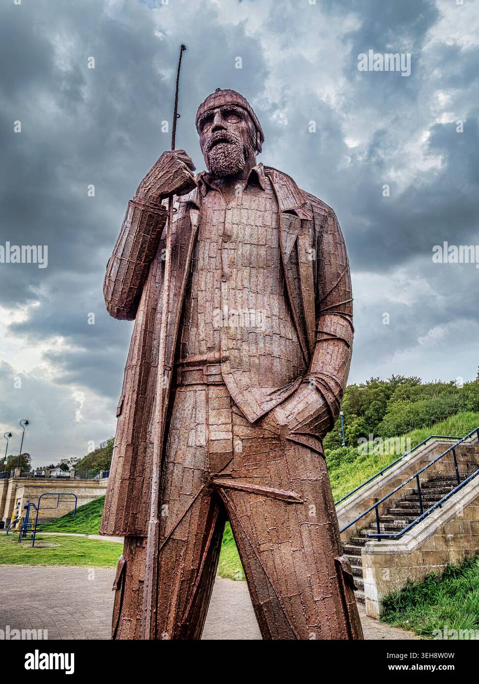 L'image est de la sculpture de 10 pieds de haut nommée Finley représentant la tradition de pêche autrefois fière dans le pittoresque village de pêcheurs historique de Filey Banque D'Images