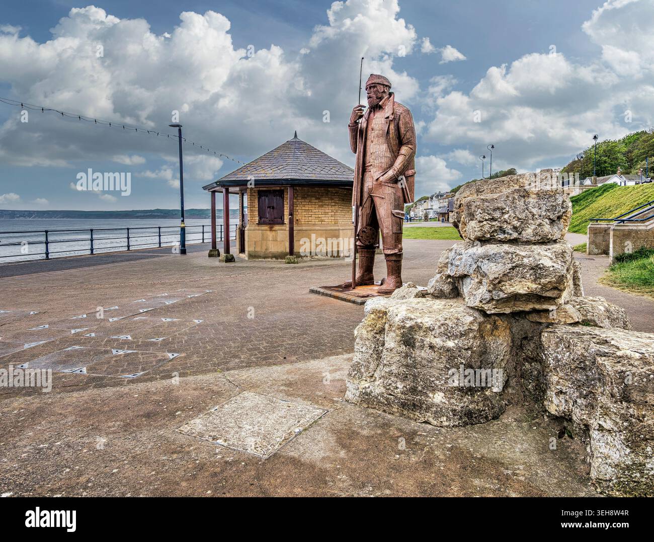 L'image est de la sculpture de 10 pieds de haut nommée Finley représentant la tradition de pêche autrefois fière dans le pittoresque village de pêcheurs historique de Filey Banque D'Images