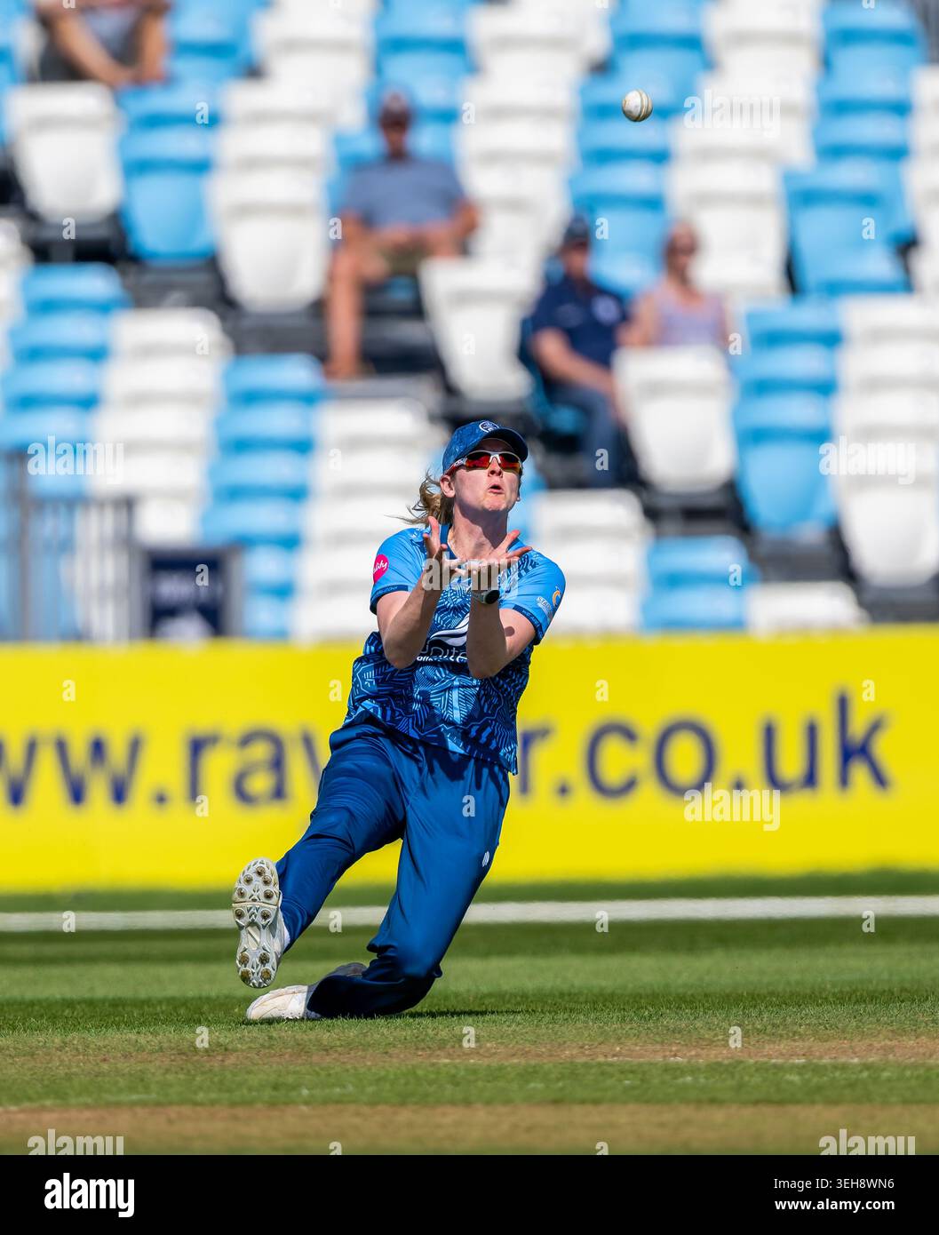 Jess Couser du Derbyshire tente une prise dans un match Vitality Blast T20 entre les Falcons du Derbyshire et les Sharks du Sussex Banque D'Images