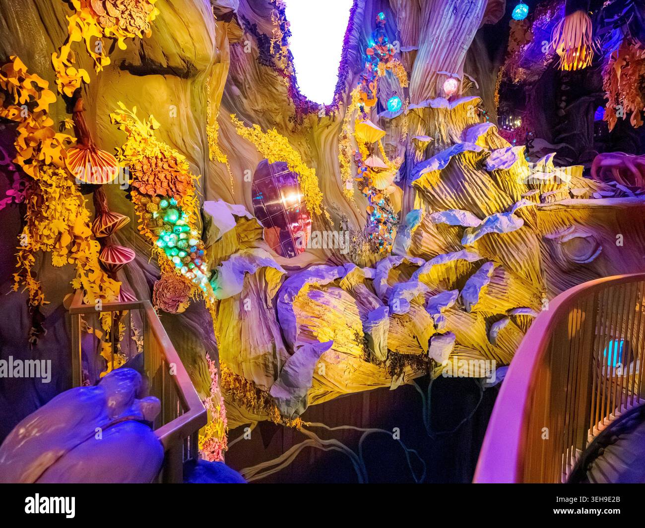 Meow Wolf, Denver - 3 mai 2026 : falaise de couleur orange et violette Banque D'Images
