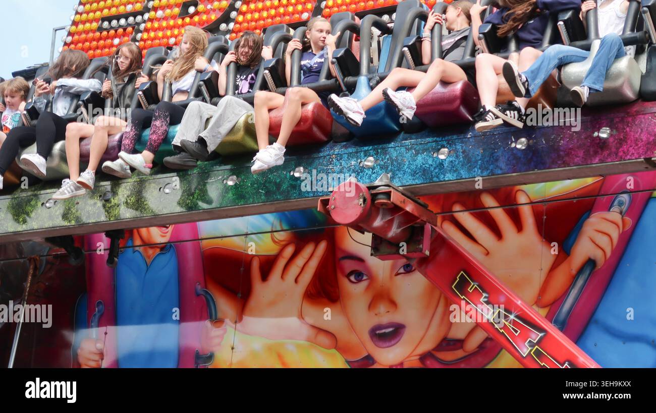 Les jeunes sur le tapis magique tour de foire Banque D'Images
