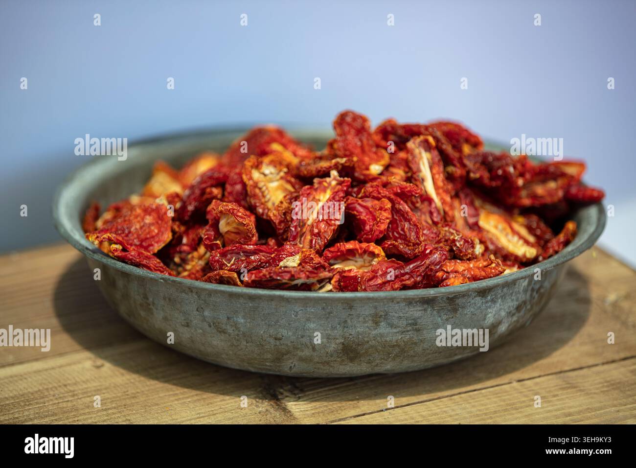Tomates séchées au soleil et processus traditionnel de séchage des tomates, tomates fraîches et mûres disposées pour un séchage naturel au soleil Banque D'Images