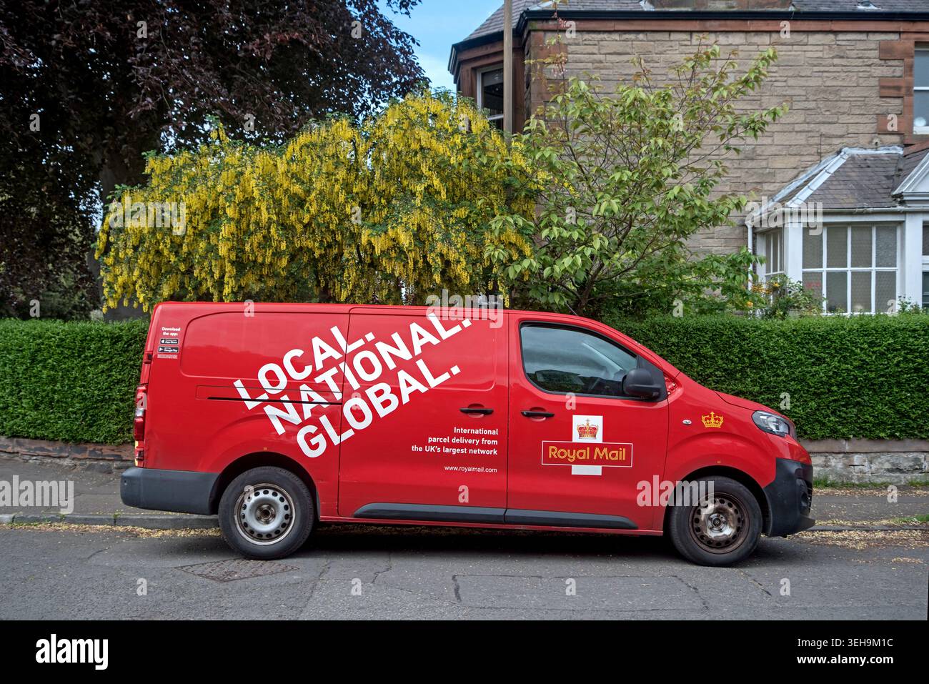 Livraison de colis Royal mail paked à Édimbourg, Écosse, Royaume-Uni. Banque D'Images
