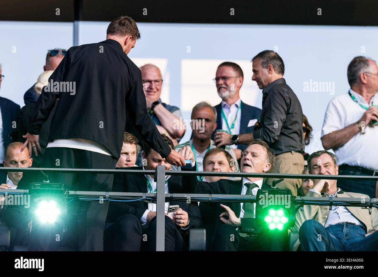 BERLIN, ALLEMAGNE - 23 MAI : Julian Nagelsmann (entraîneur en chef de l'Allemagne) offre de la glace à Hans-Joachim Watzke (DFB) avant la finale du DFB Pokal entre le FC Bayern Muenchen vs VfB Stuttgart au stade olympique le 23 mai 2026 à Berlin, Allemagne. LA RÉGLEMENTATION DFB INTERDIT TOUTE UTILISATION DE PHOTOGRAPHIES COMME SÉQUENCES D'IMAGES ET/OU QUASI-VIDÉO. Banque D'Images