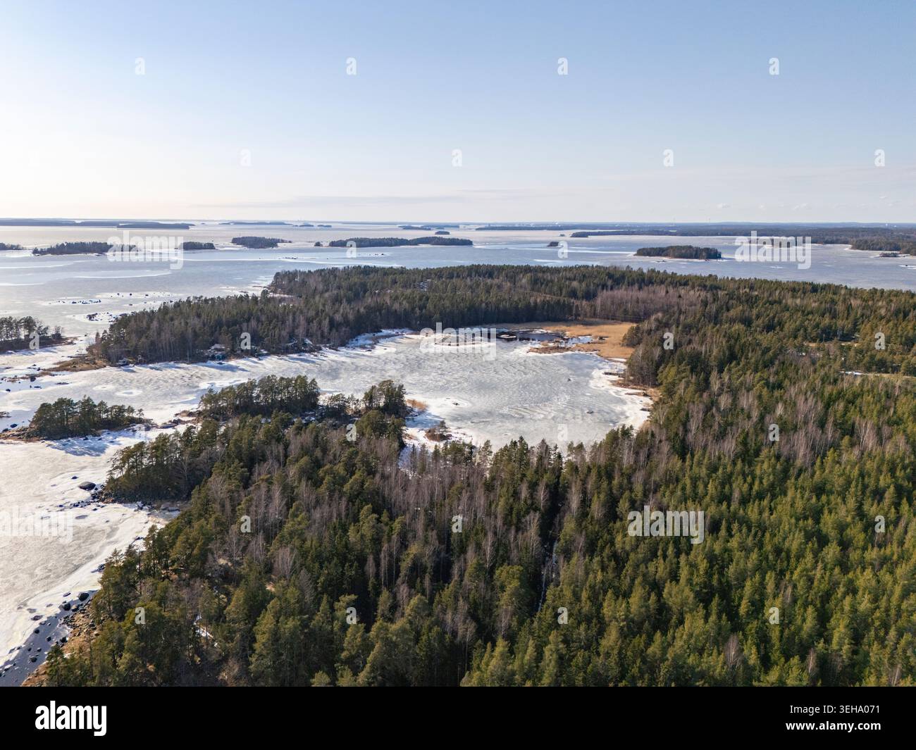 Vue aérienne par drone de l'archipel dans le golfe oriental de la Finlande au printemps Banque D'Images