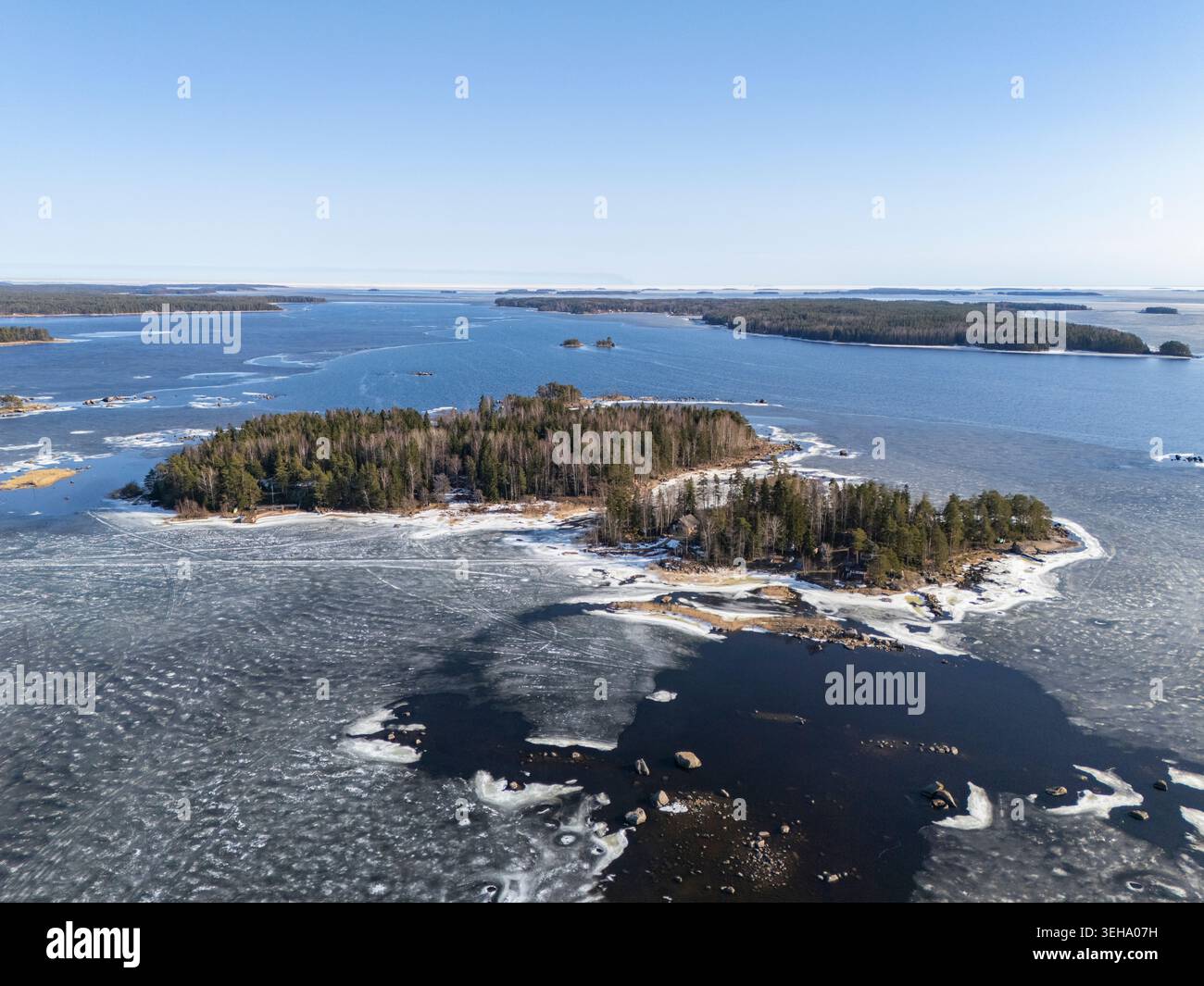 Vue aérienne par drone de l'archipel dans le golfe oriental de la Finlande au printemps Banque D'Images