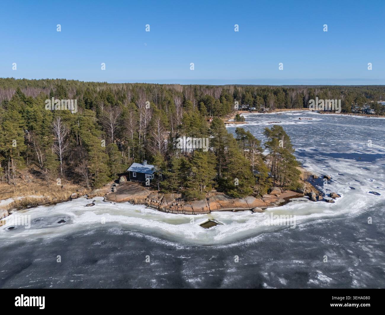 Vue aérienne par drone de l'archipel dans le golfe oriental de la Finlande au printemps Banque D'Images
