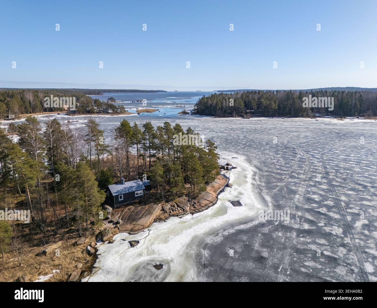 Vue aérienne par drone de l'archipel dans le golfe oriental de la Finlande au printemps Banque D'Images