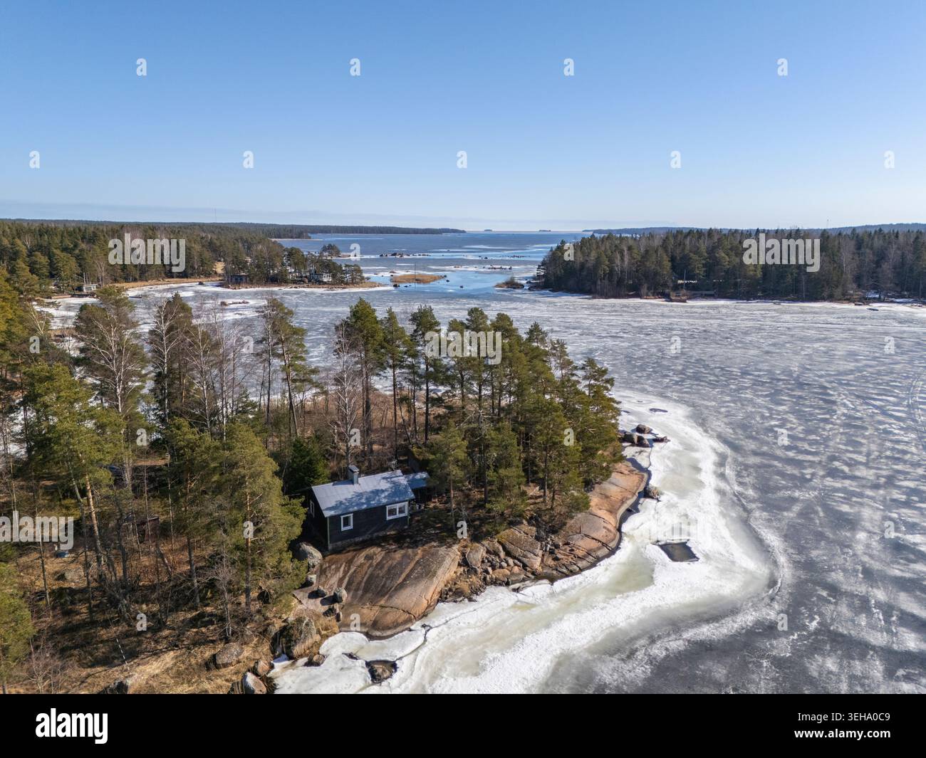 Vue aérienne par drone de l'archipel dans le golfe oriental de la Finlande au printemps Banque D'Images