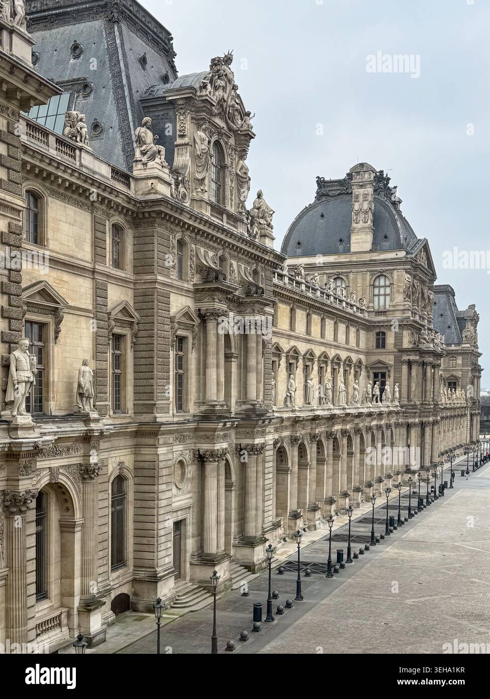 Façade historique du Palais du Louvre à côté de la cour du musée à Paris, France. - Image de stock capturée avec un smartphone