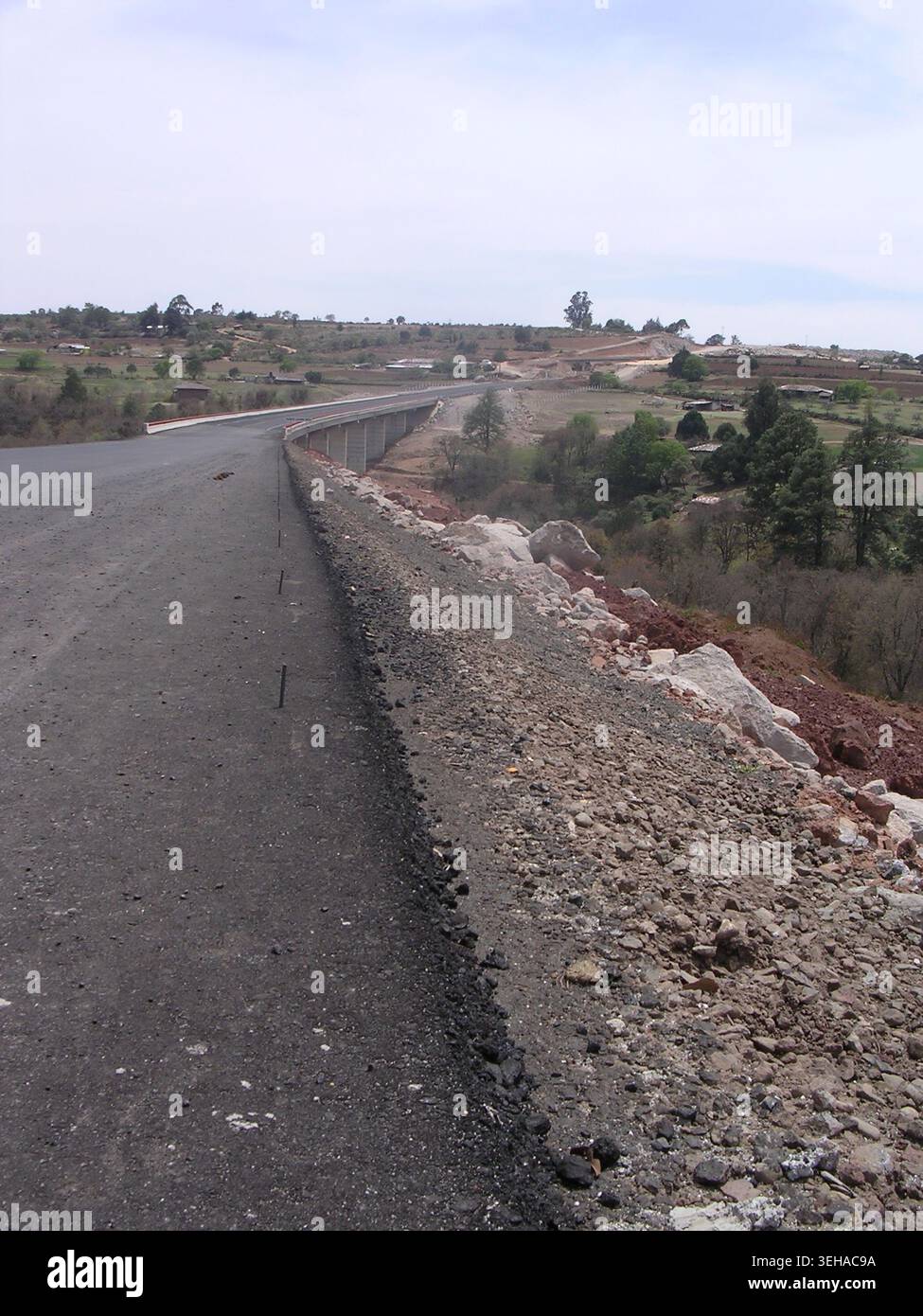 Nouveau développement de routes asphaltées et remblai rocheux Puebla Mexico 2004 Banque D'Images
